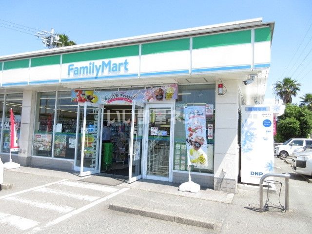 近くのファミリーマート 松阪高町店まで776m（徒歩10分）