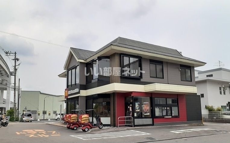 近くの飲食店まで1,111m（徒歩14分）
