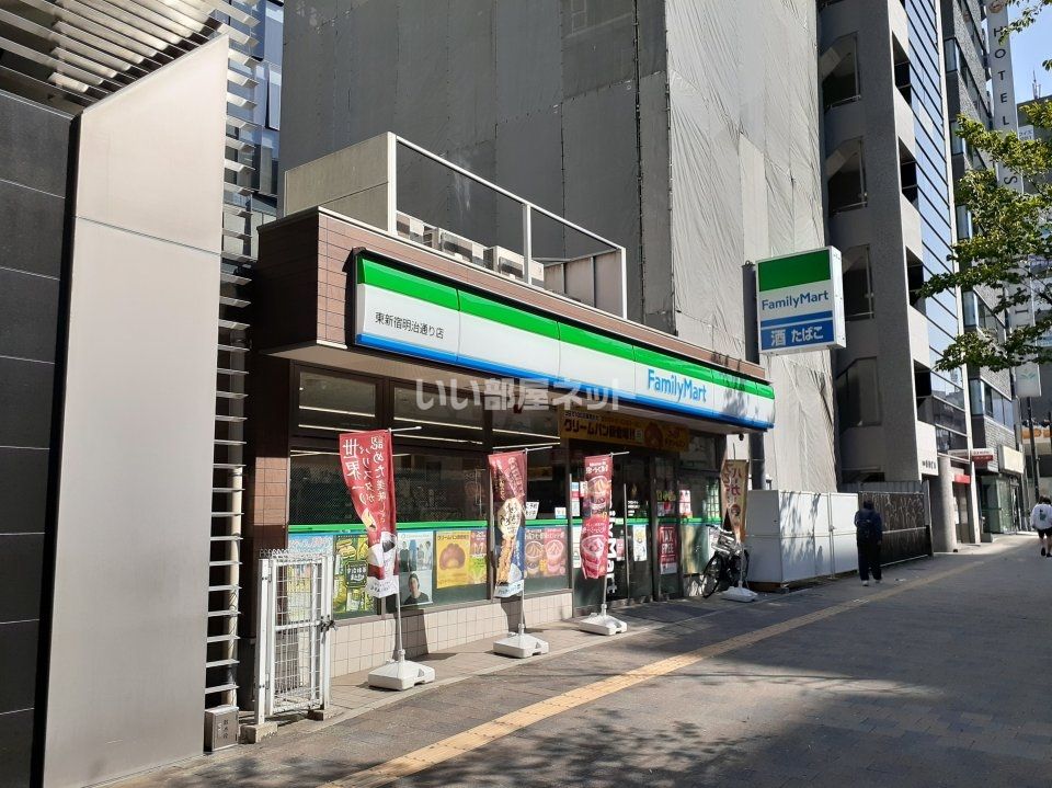 近くのコンビニまで240m（徒歩3分）