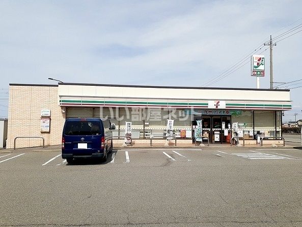 近くのコンビニまで369m（徒歩5分）