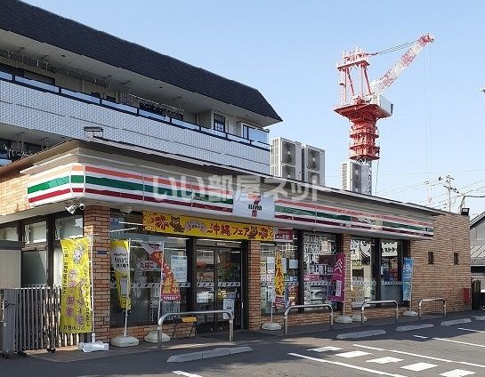 近くのコンビニまで516m（徒歩7分）