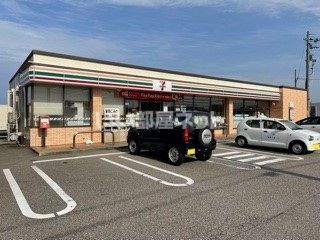 近くのコンビニまで1,087m（徒歩14分）