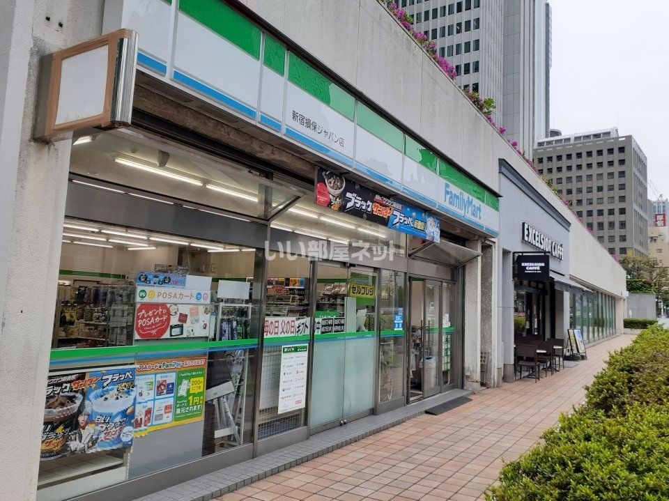 近くのコンビニまで624m（徒歩8分）