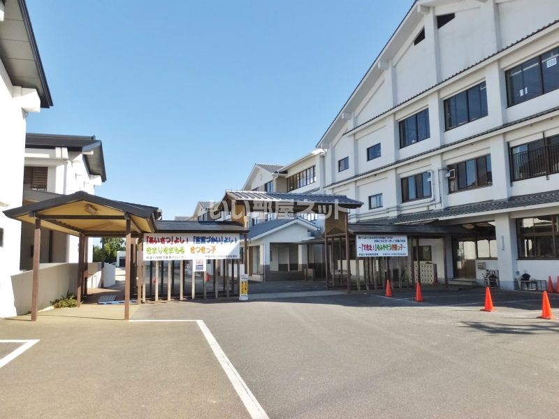 近くの小学校まで627m（徒歩8分）