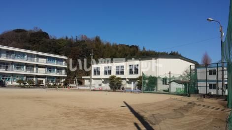 近くの小学校まで2,158m（徒歩27分）