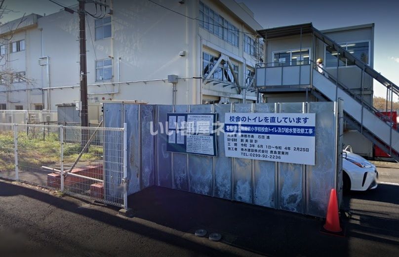 近くの軽野東小学校まで450m(徒歩6分)