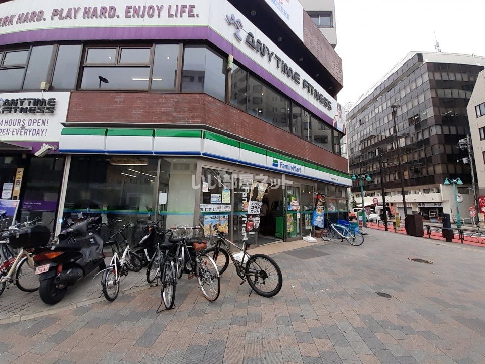 近くのファミリーマート新宿大久保一丁目店まで329m（徒歩5分）