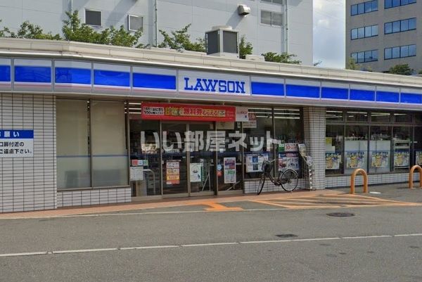 近くのコンビニまで566m（徒歩8分）