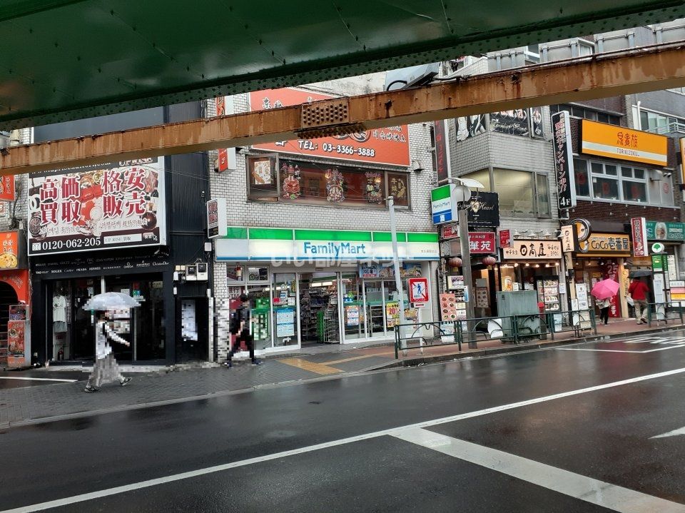 近くのコンビニまで297m（徒歩4分）