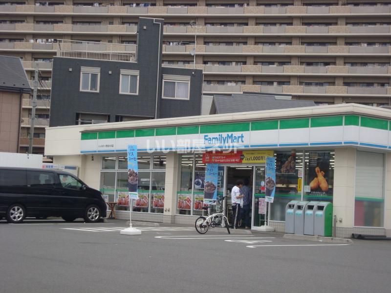 近くのコンビニまで593m（徒歩8分）