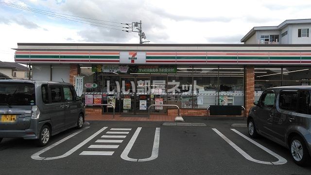 近くのコンビニまで595m（徒歩8分）