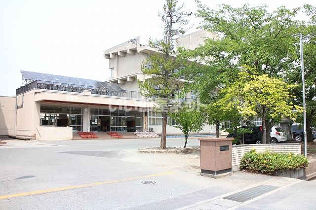 近くの小学校まで1,324m（徒歩17分）
