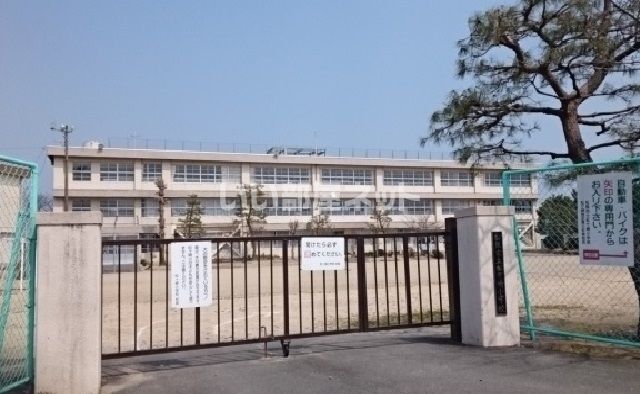 近くの小学校まで795m（徒歩10分）