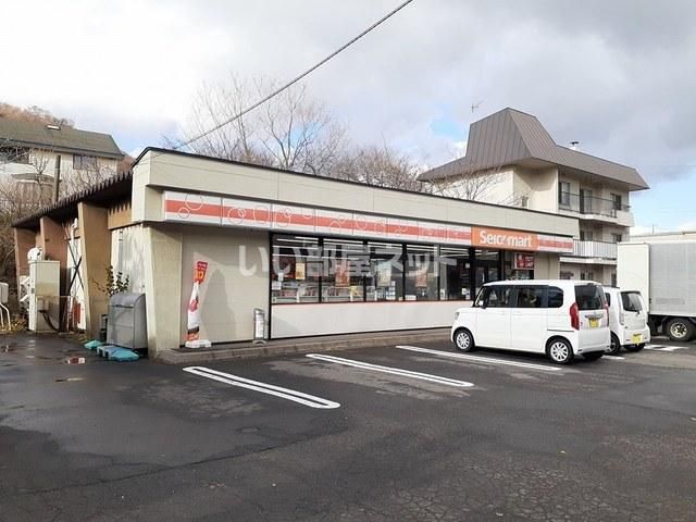 近くのコンビニまで987m（徒歩13分）