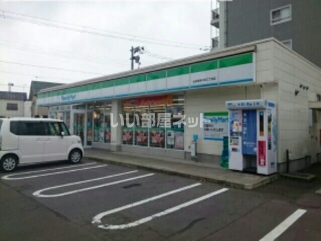 近くのファミリーマート 弘前城東中央三丁目店まで574m（徒歩8分）