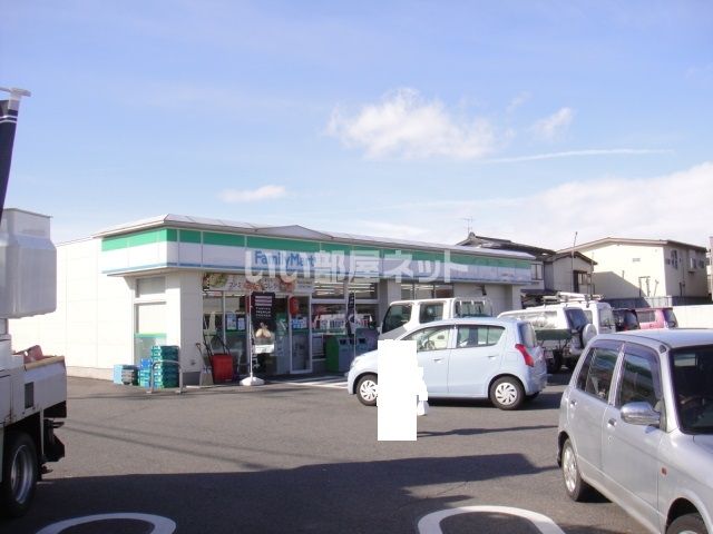 近くのコンビニまで692m（徒歩9分）