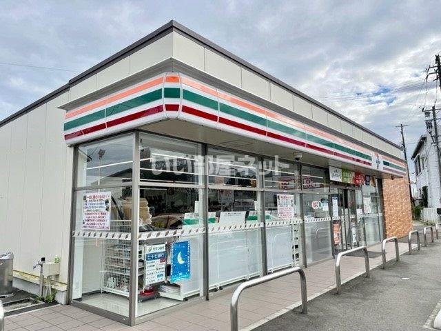 近くのコンビニまで2,973m（徒歩38分）