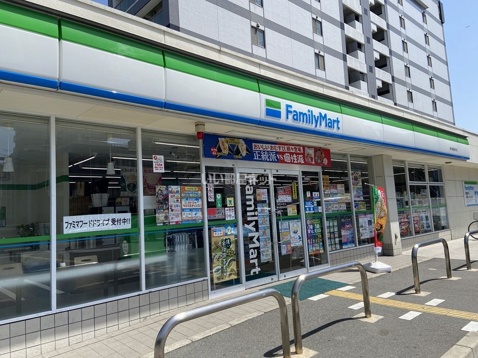 近くにコンビニあり