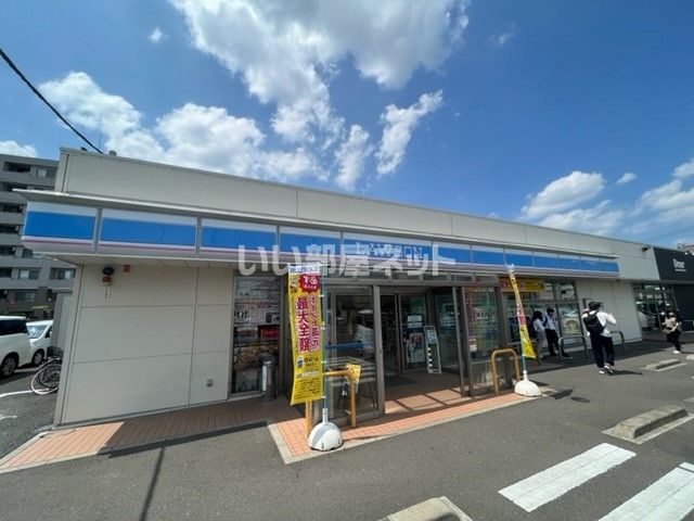 近くのコンビニまで576m（徒歩8分）