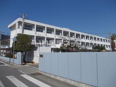 近くの神宅小学校まで609m(徒歩8分)