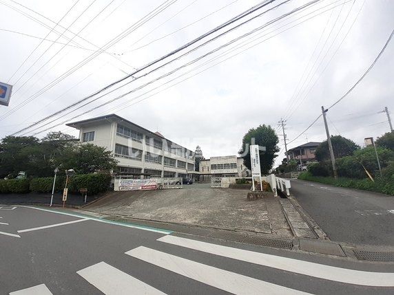 近くの小学校まで1,811m（徒歩23分）