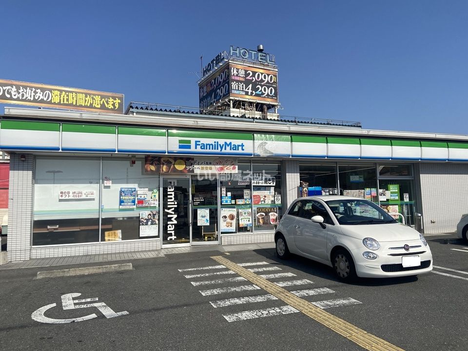 近くのコンビニまで517m（徒歩7分）