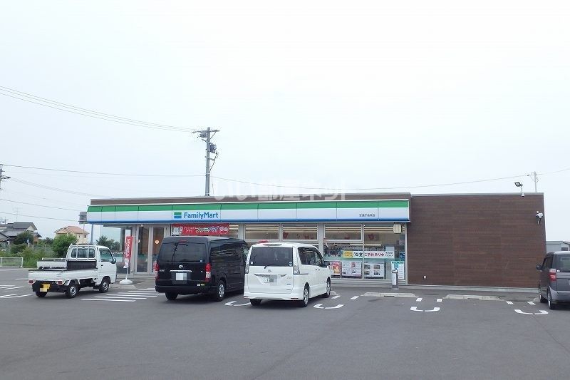 近くのファミリーマート安濃庁舎東店まで1,994m（徒歩25分）