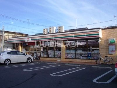 近くのコンビニまで585m（徒歩8分）