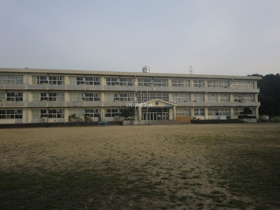 近くの小学校まで883m（徒歩12分）