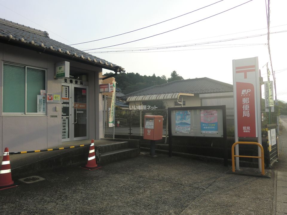 近くの郵便局まで892m（徒歩12分）