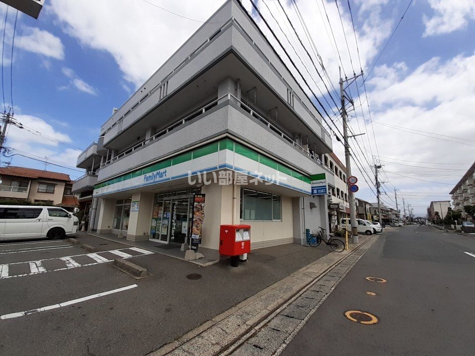 近くのコンビニまで208m（徒歩3分）