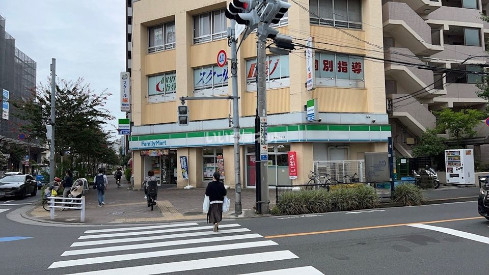 近くのコンビニまで290m（徒歩4分）