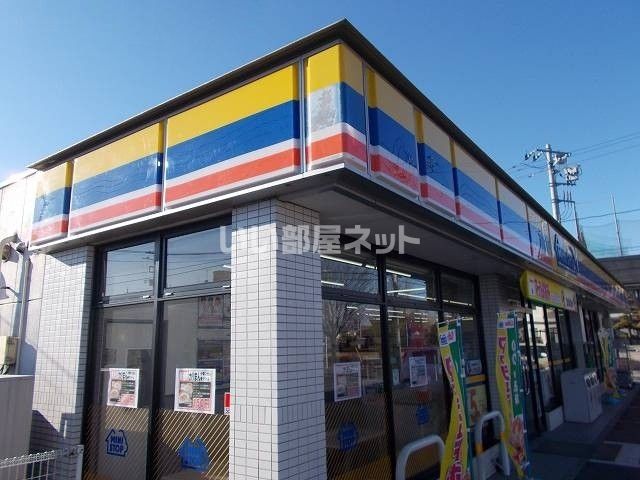 近くのコンビニまで596m（徒歩8分）