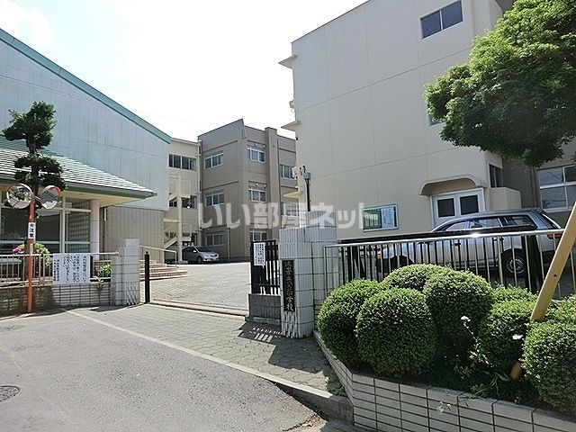 近くの小学校まで832m（徒歩11分）