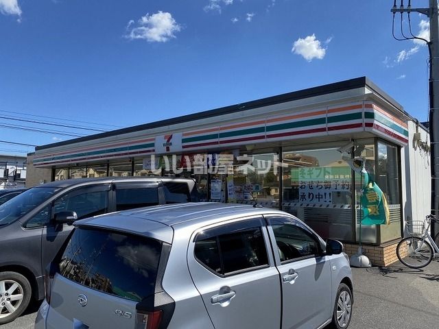 近くのコンビニまで595m（徒歩8分）