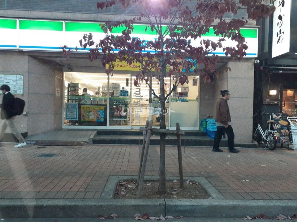 近くのファミリーマートＪＲ元町駅東口店まで612m（徒歩8分）