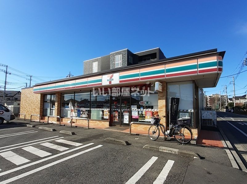 近くのコンビニまで743m（徒歩10分）