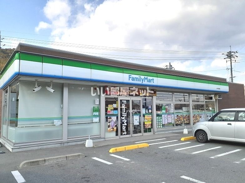 近くのコンビニまで695m（徒歩9分）