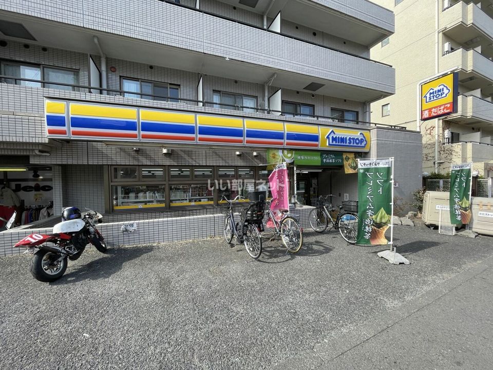 近くのコンビニまで476m（徒歩6分）