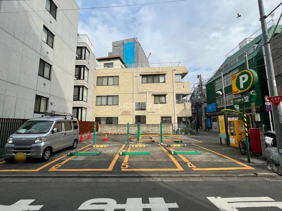 近くの施設まで302m（徒歩4分）