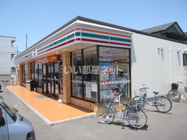 近くのコンビニまで872m（徒歩11分）