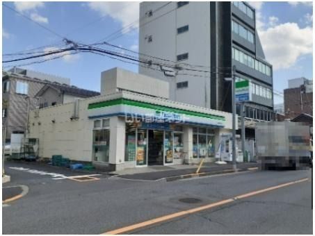 近くのファミリーマート新宿矢来町店まで583m（徒歩8分）
