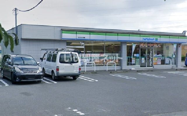 近くのファミリーマート 秦野ひらさわ店まで561m(徒歩8分)