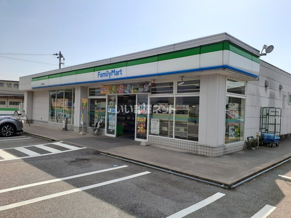 近くのコンビニまで903m（徒歩12分）