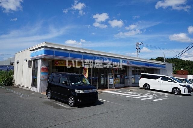 近くのコンビニまで647m（徒歩9分）