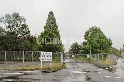 近くの陸上自衛隊勝田小演習場まで1,894m（徒歩24分）