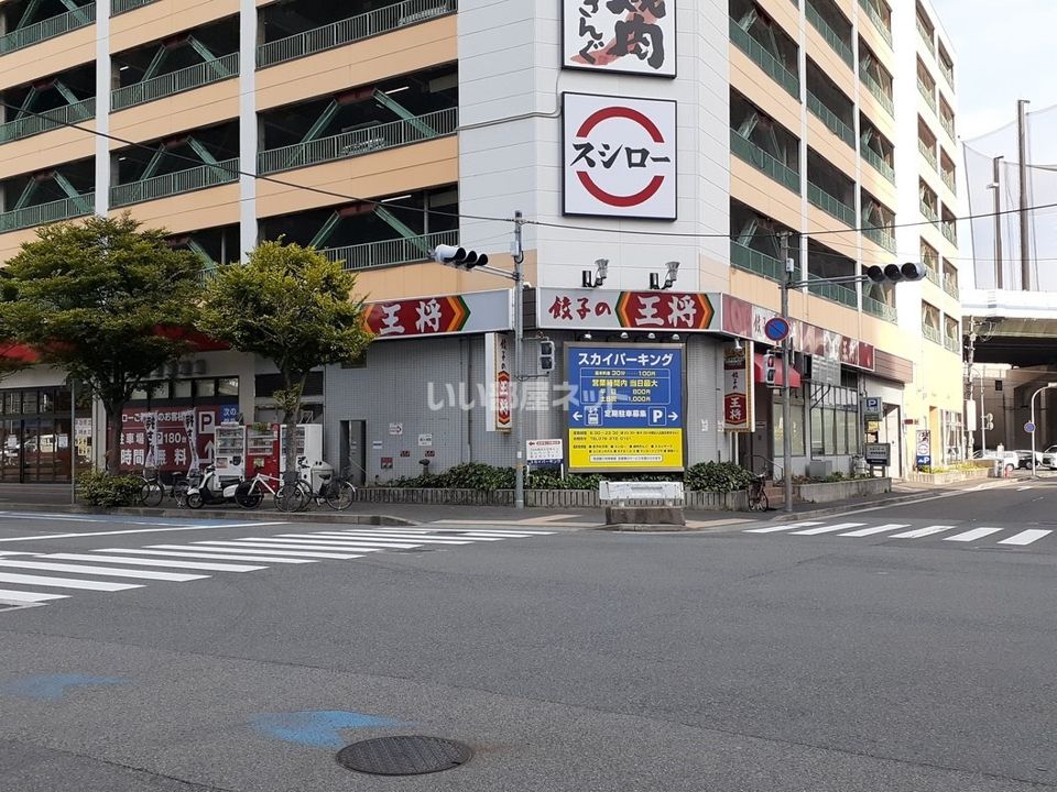近くの飲食店まで600m（徒歩8分）