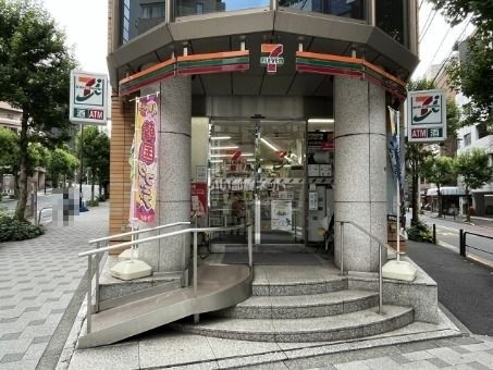 近くのコンビニまで247m（徒歩4分）