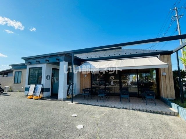 近くの飲食店まで761m（徒歩10分）