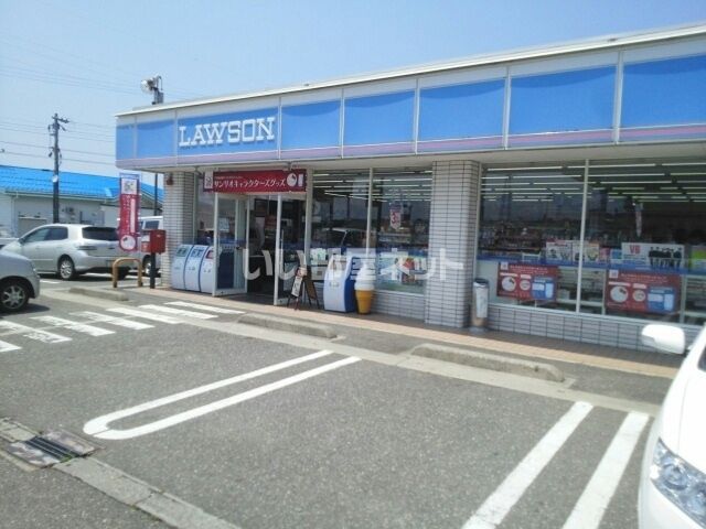 近くのコンビニまで262m（徒歩4分）
